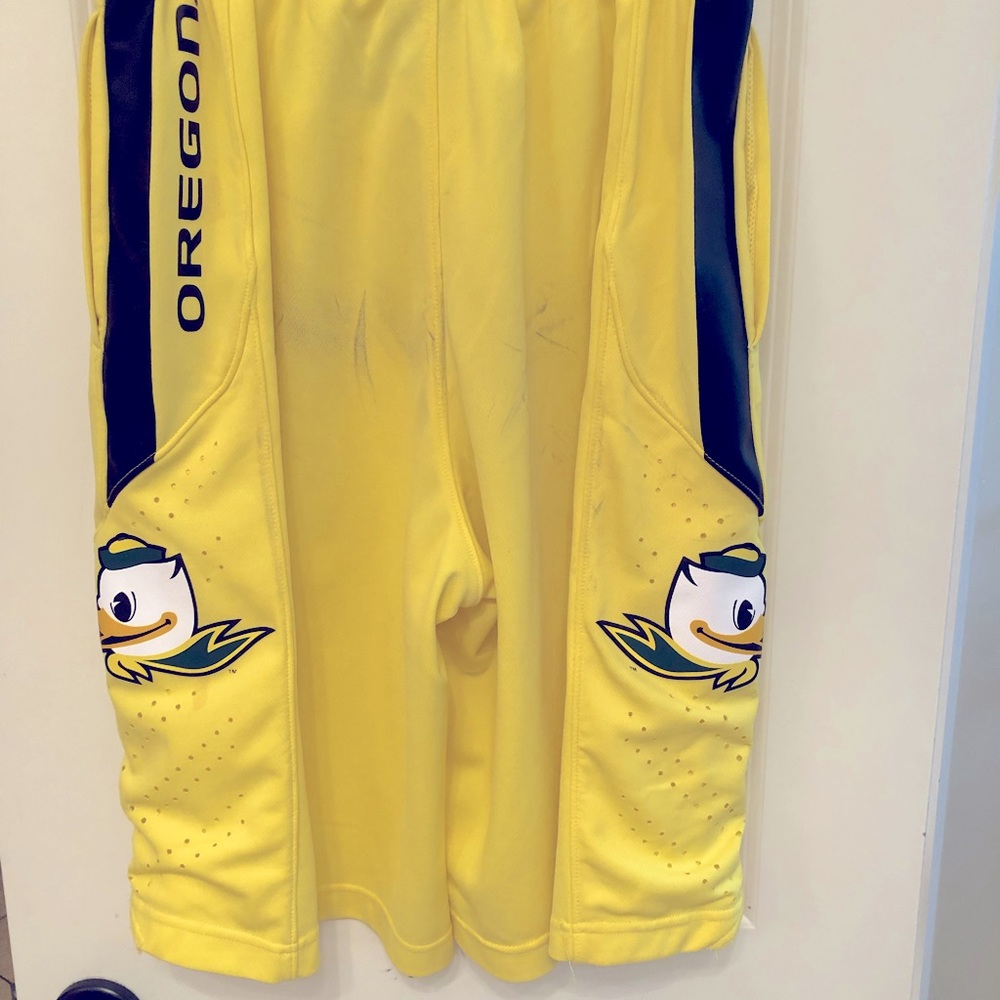 Calling all Duck fans! 🏈.  Gameday authentic Nike shorts, Men sz small.